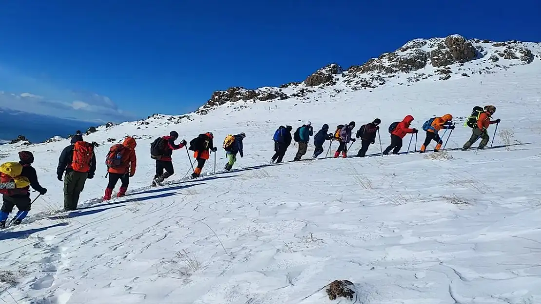 Van'da Dağcılar 2.800 Rakımlı Küçük Erek Dağı'na Zirve Yaptı