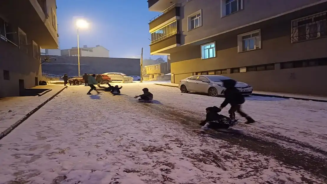 Ağrı'da Buz Tutan Sokaklar, Çocuklara Kayak Pisti Oldu