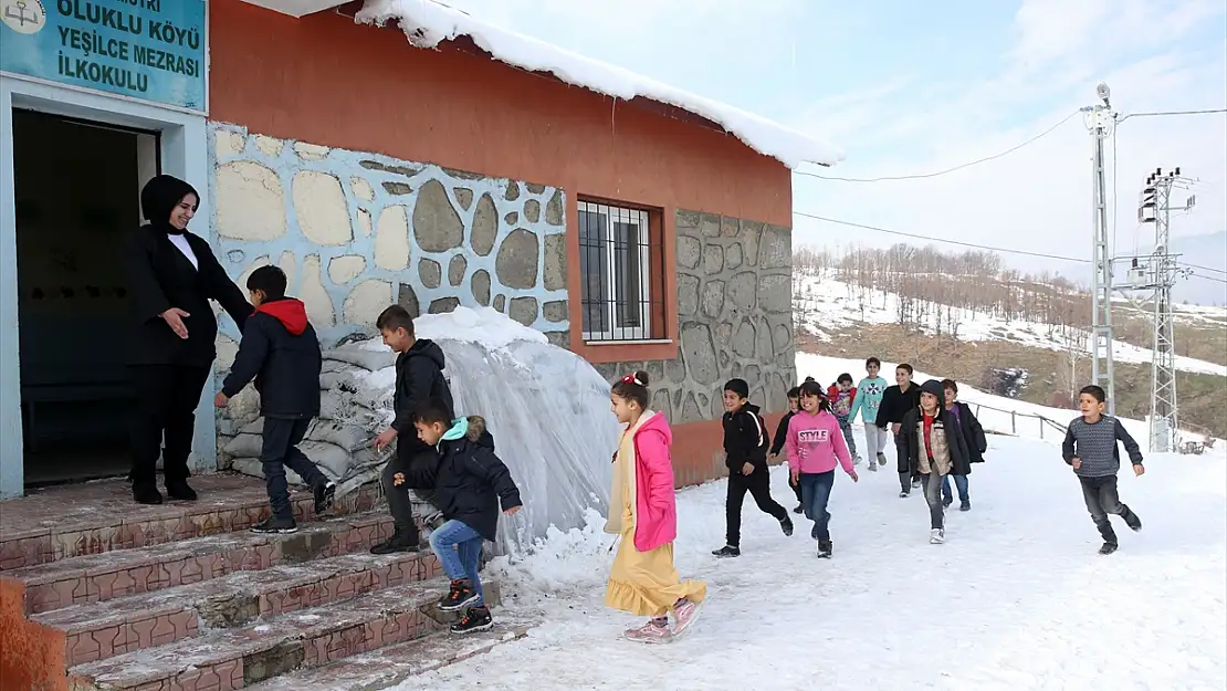 Bitlis'te Merve öğretmen sobada kaynatıp ikram ettiği sütle öğrencilerine ilham veriyor