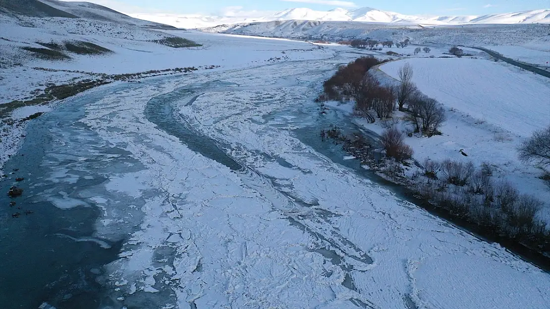 Ağrı'da Murat Nehri buza kesti