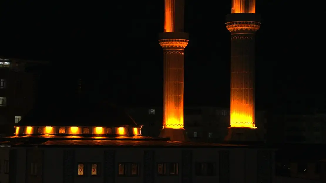 Hacı Halis Ünsal Camii'nin Minareleri Geceyi Aydınlattı