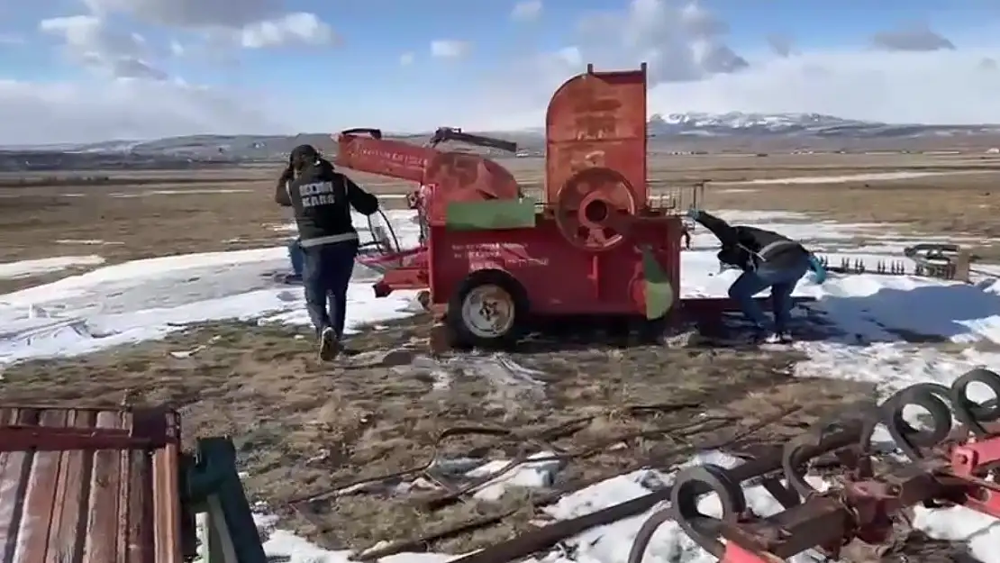 Kars'ta patoz makinesinden kalaşnikof çıktı