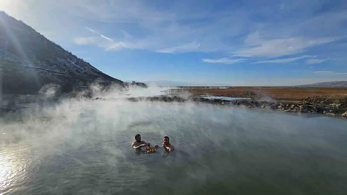 Bitlis'te buz gibi havada kaplıca keyfi