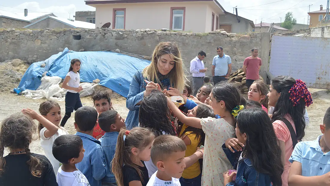 Tayini çıkan öğretmen, Ağrı'daki öğrencilerini unutmadı