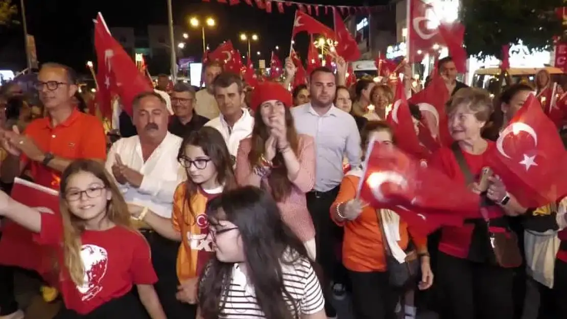 19 Mayıs'ta İzmir'de Fener Alayı Yürüyüşü ve Kortej Etkinlikleri Saat Kaçta Yapılacak?