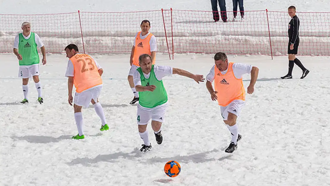 Kar üstünde futbol keyfi
