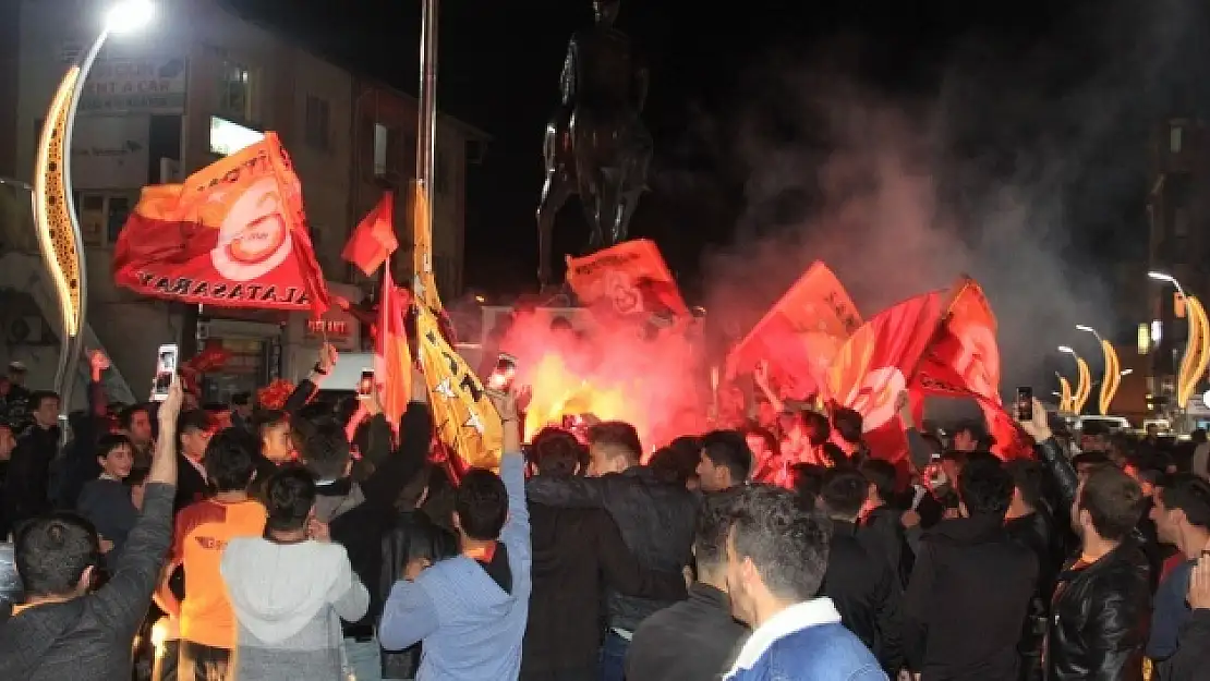 Galatasaray galibiyetini kutladılar