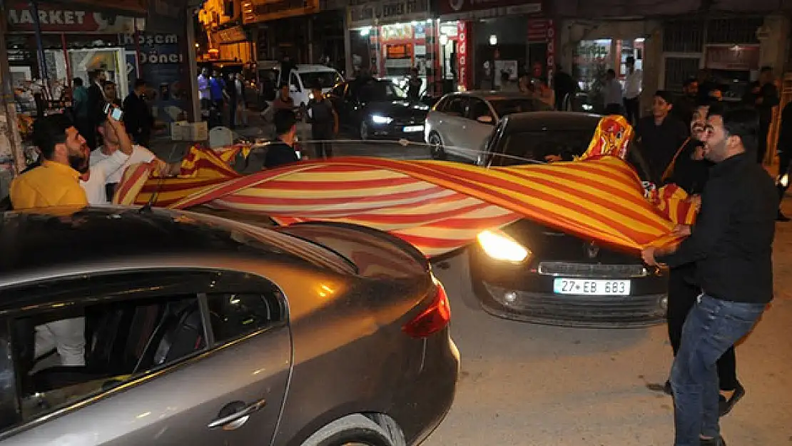 Derbi sonrası sokaklar doldu taştı