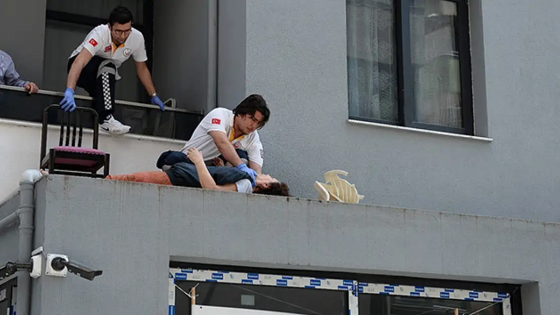 Sandalyeden düştü, ölümden döndü