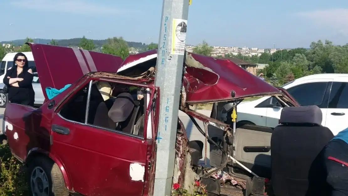 Otomobil ortadan ikiye bölündü