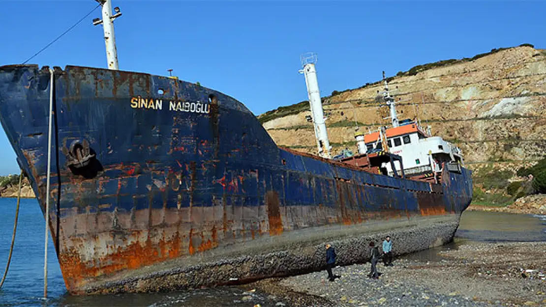 İzmir Aliağa İlçesinde Karaya Oturan Gemi Neden Kurtarılamadı ?
