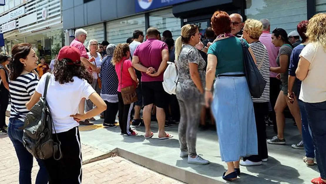 Kuyruğa giriyorlar