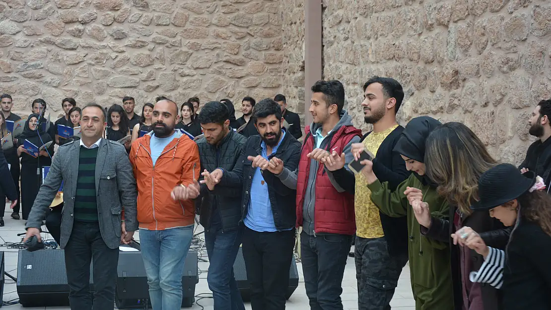 Tarihi sarayda mezuniyet coşkusu