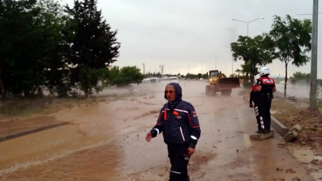 Yağmur sele neden oldu