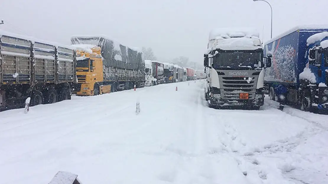 Adana'da yolllar kapandı