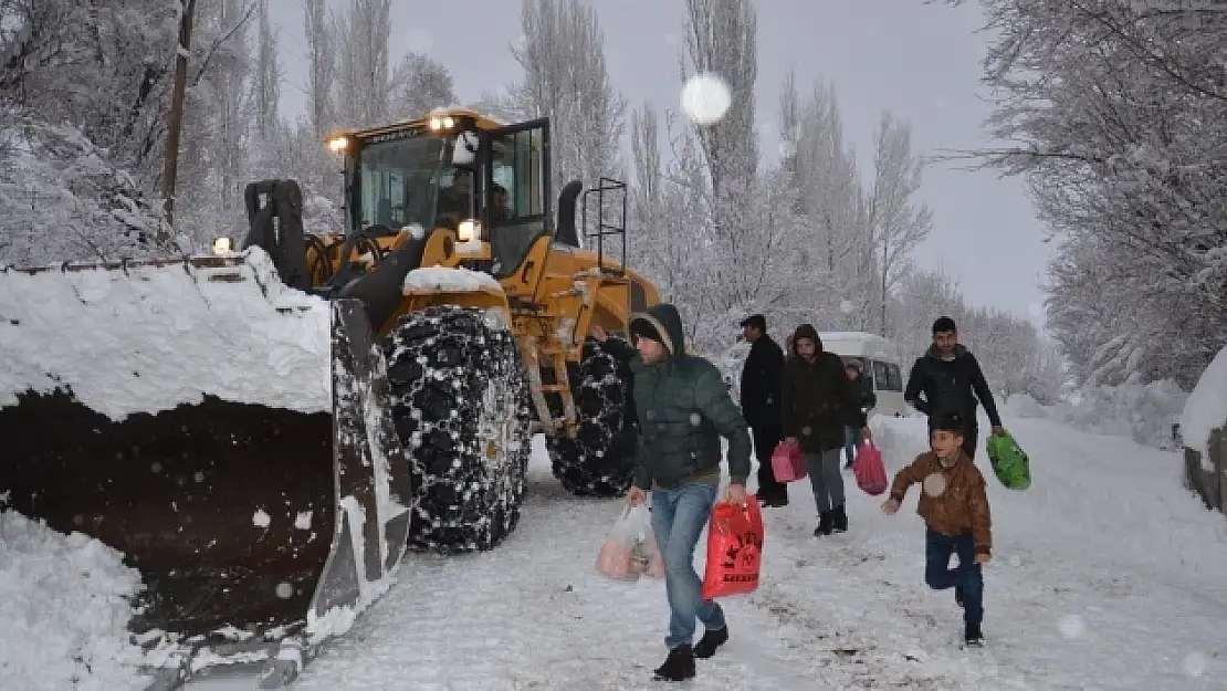 Hakkari'de kar ve tipi etkili oldu