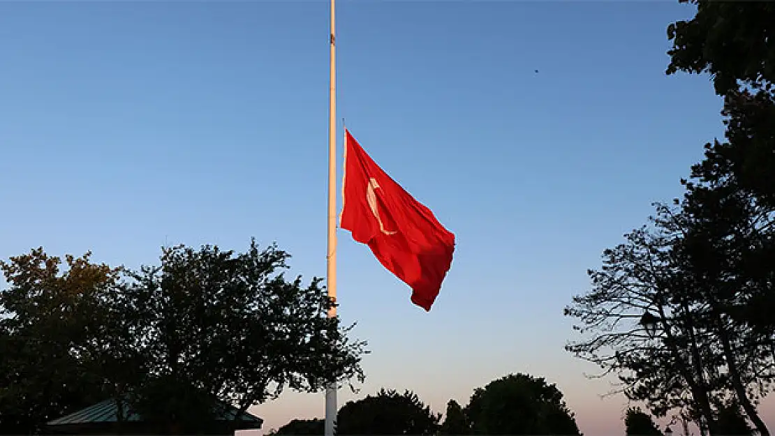 Milli Yas Başladı: Kayseri'de Bayraklar Yarıya İndirildi