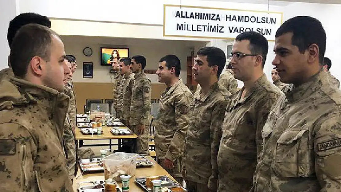 Mehmetçik Türkiye'nin çatısında sahur yaptı