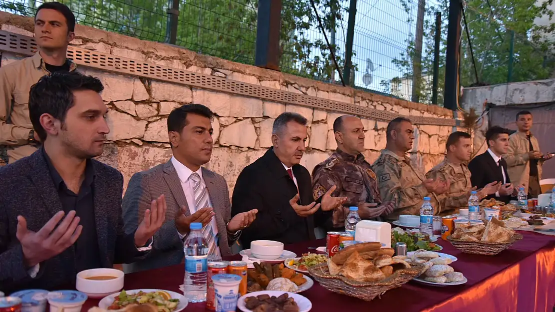 Vali Elban Diyadin'De polislerle iftar yaptı