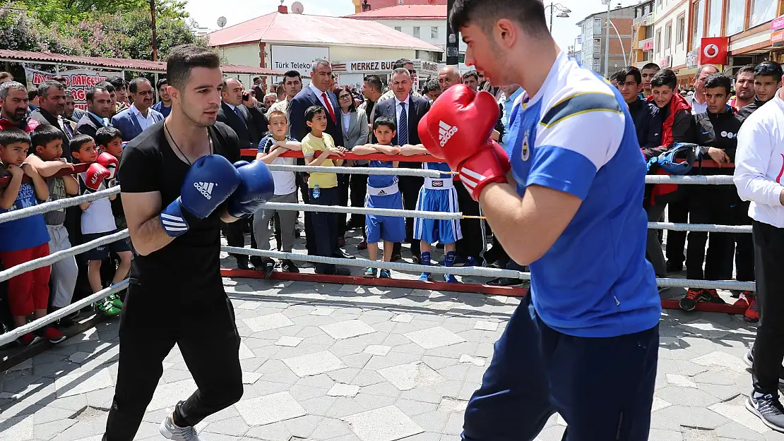 Vatandaşlardan standlara yoğun ilgi