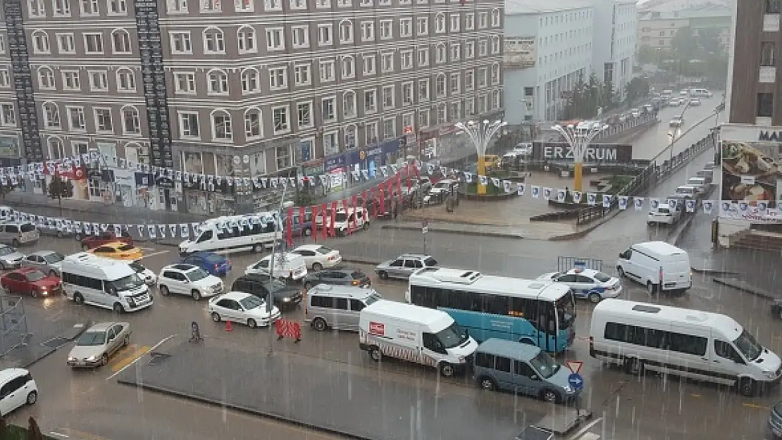 o şehirde yol çöktü