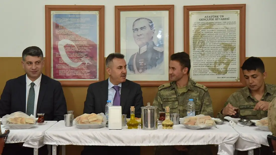Vali Elban iftarını Mehmetçikle yaptı