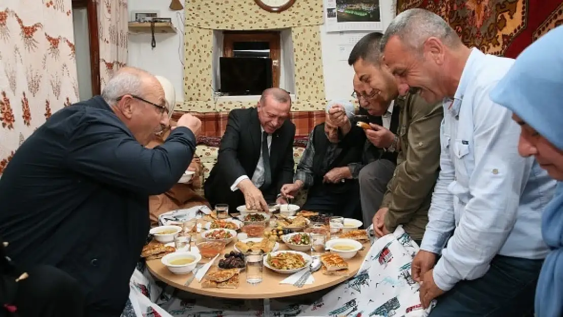 Erdoğan iftarını yer sofrasında açtı