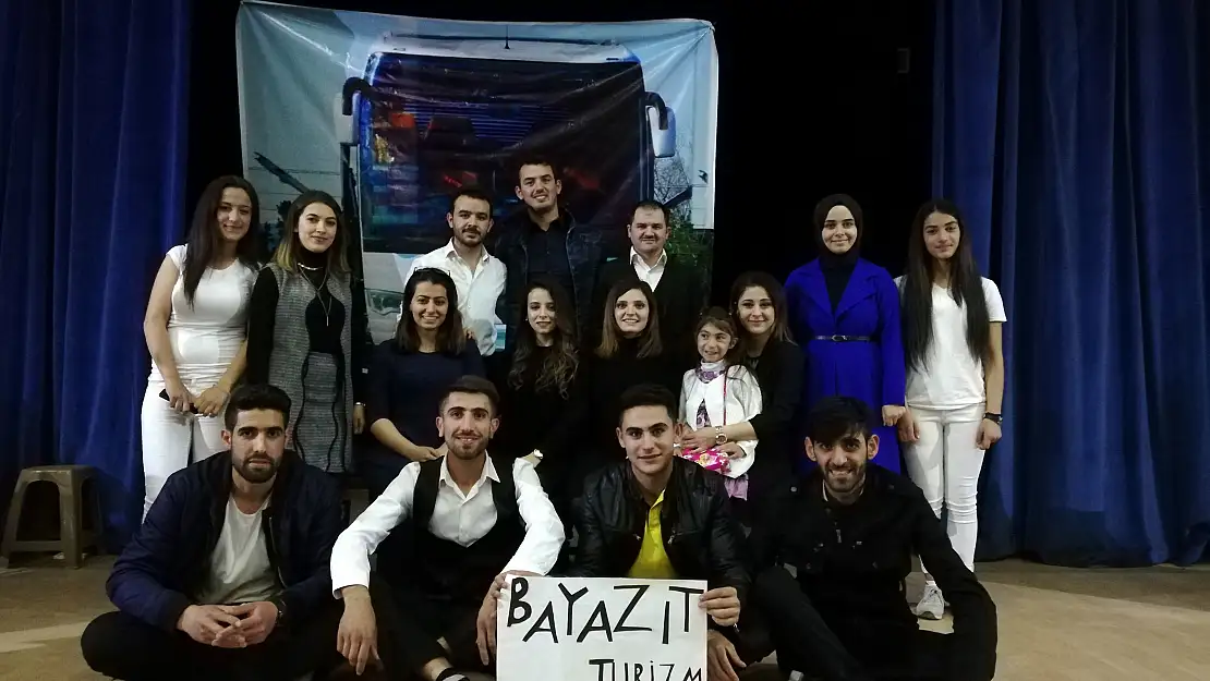 Doğubayazıtlılar tiyatro ile eğlendi