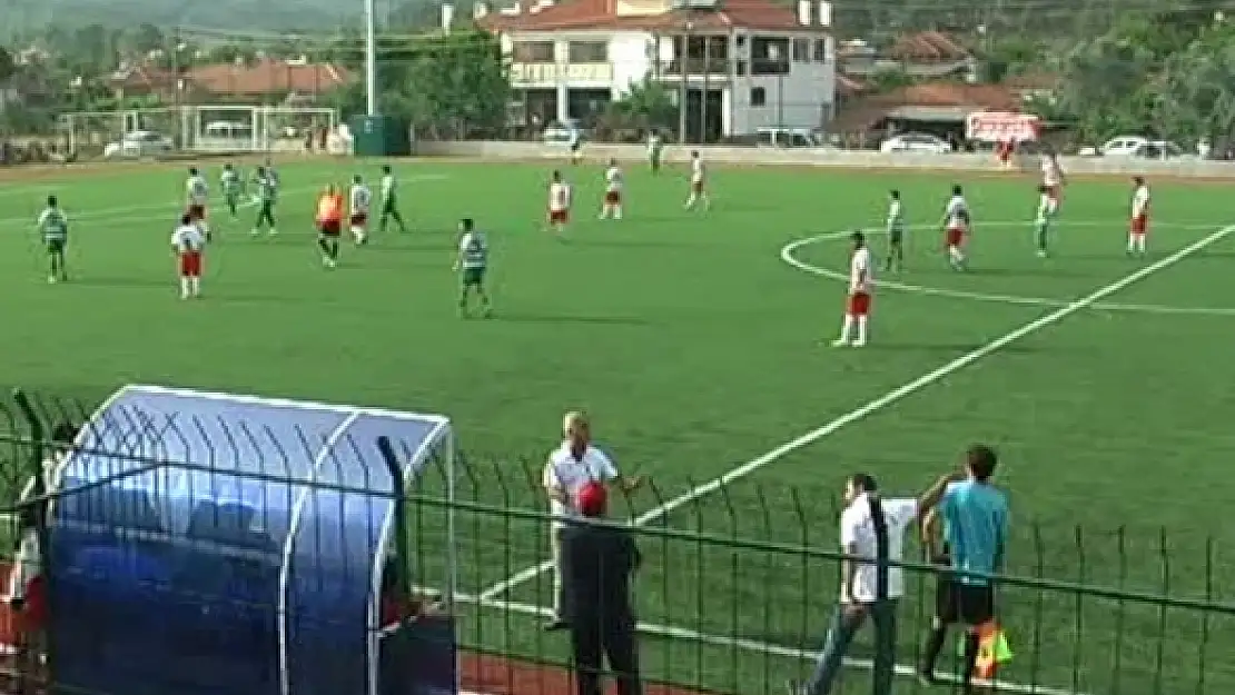 Antrenörden yardımcı hakeme yumruk