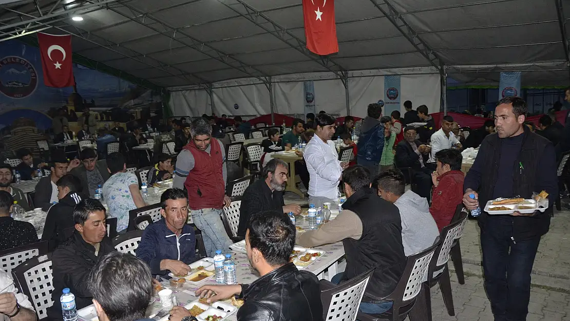 Vali Elban vatandaşlarla iftarını açtı