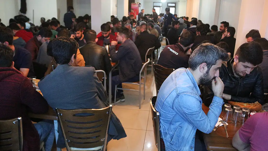 Ağrı'da hayırsever aile yüzlerce kişiye iftar veriyor