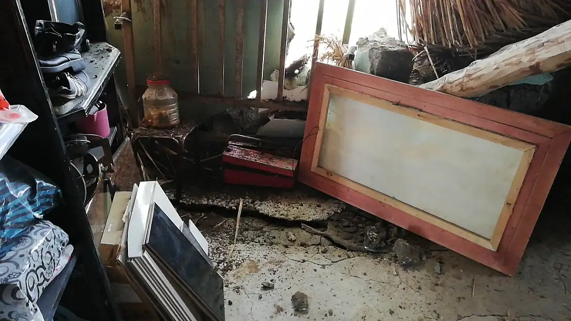 Doğubayzıt'ta ev çöktü