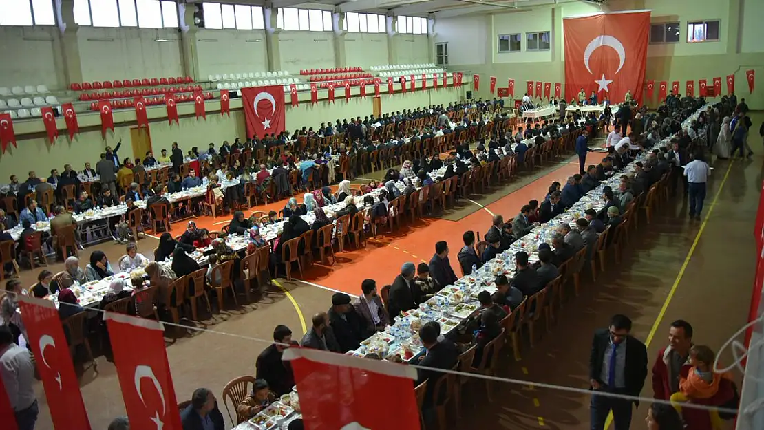 Vali Elban iftar programlarına vatandaşlarla bir araya geliyor