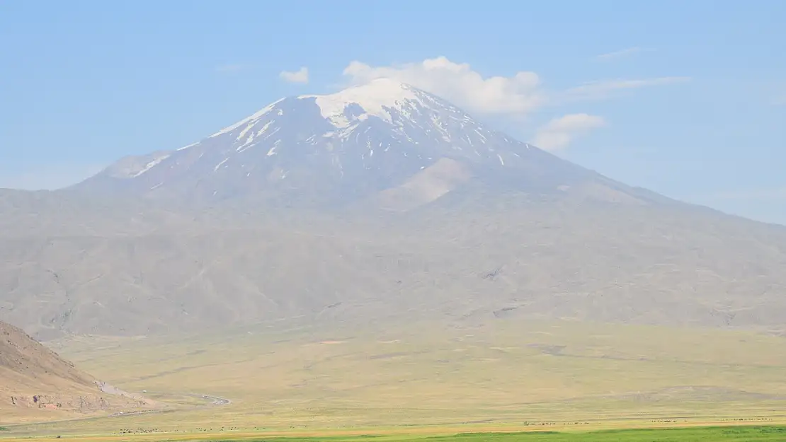 Ağrı Dağı yüzünü gösterdi