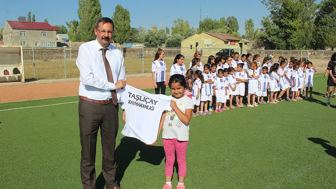 Taşlıçay'da 140 öğrenciye spor malzemesi dağıtıldı