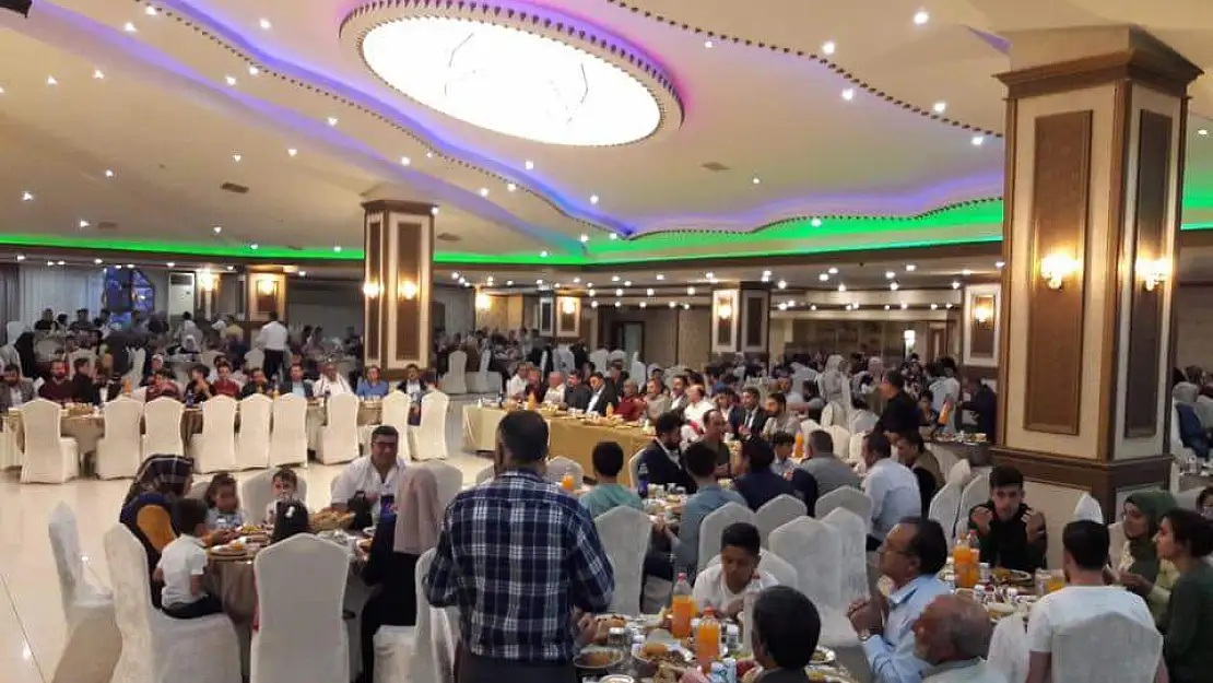 Ağrılı hayırsever iş adamı 500 kişiye iftar verdi