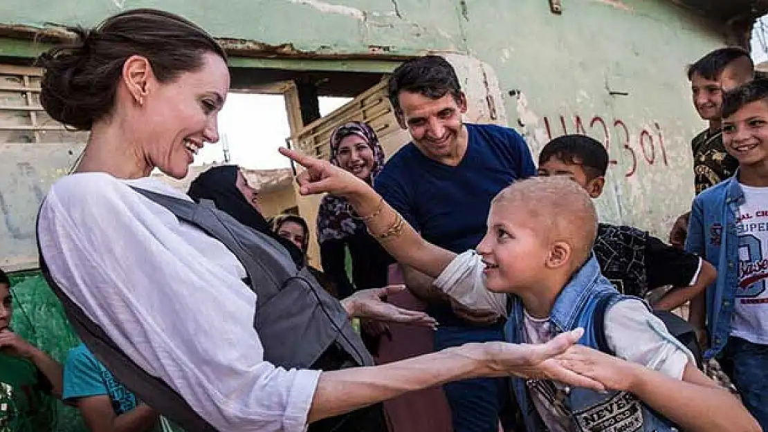 Angelina Jolie komşu ülkeye geldi