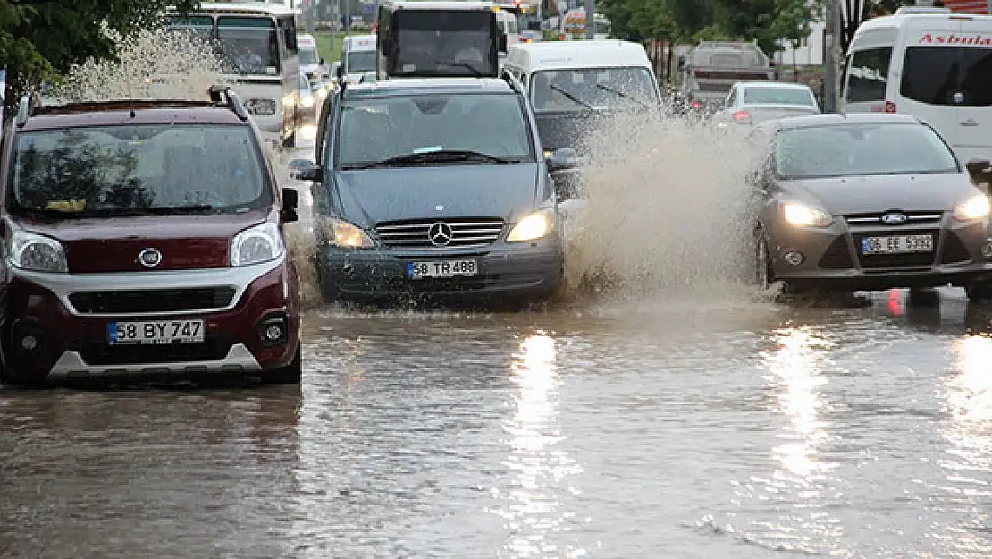 Cadde ve sokaklar doldu taştı