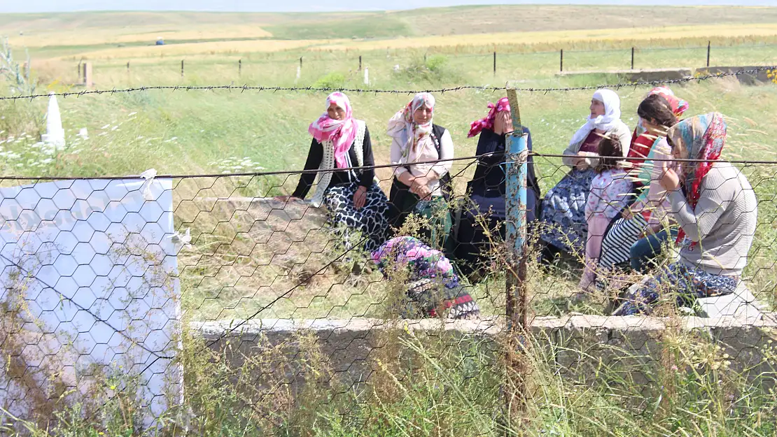Leyla'nın Annesi Kızının mezarını ziyaret etti