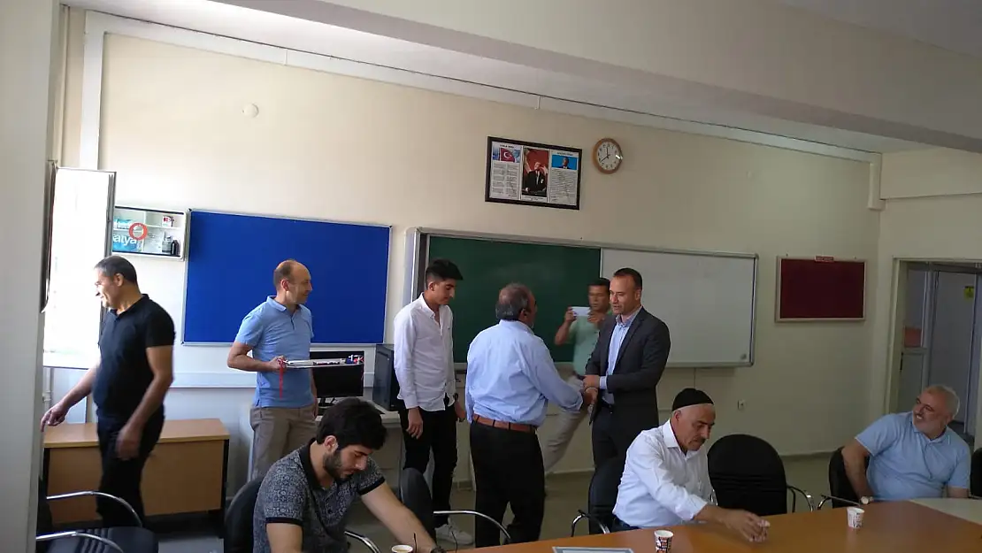 YKS' de başarılı olan öğrenciler ödüllendirildi