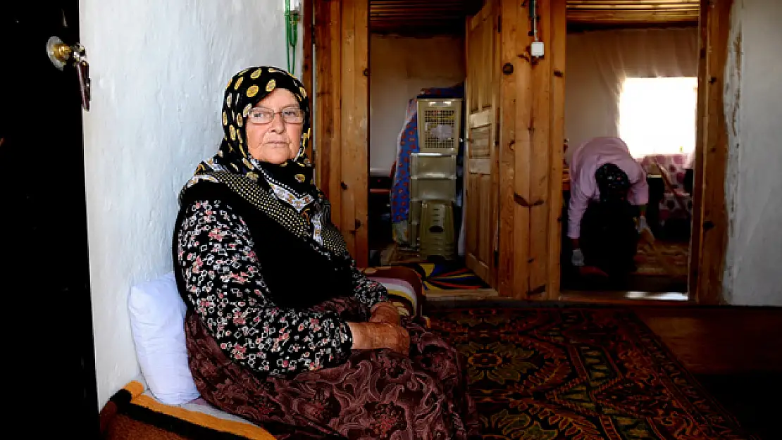 Yarım asırdır tek başına yaşıyor