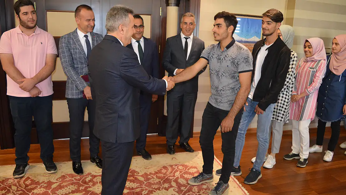 Ağrı'da Başarılı öğrenciler makama çıktı