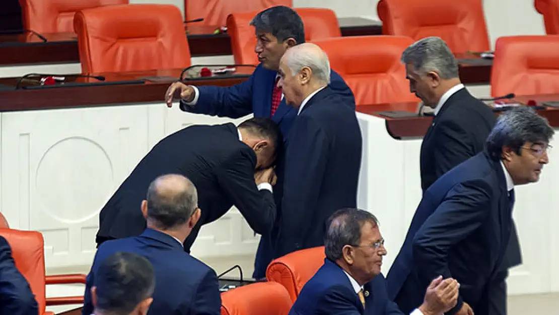 O partinin vekili Bahçeli'nin elini öptü