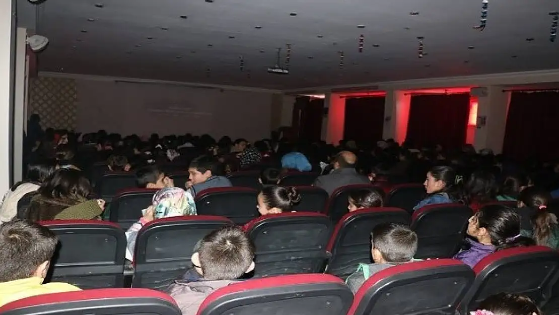 Tutaklı öğrenciler sinema ile tanıştı