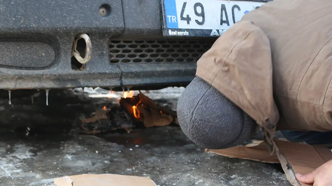 Ağrı buz kesti, araçların altına ateş yakıldı