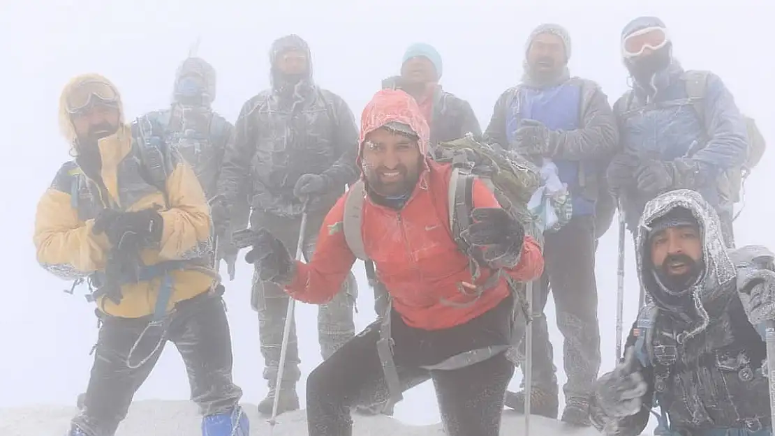 Ağrı Dağı'nda tipi ve fırtınaya yakalandılar