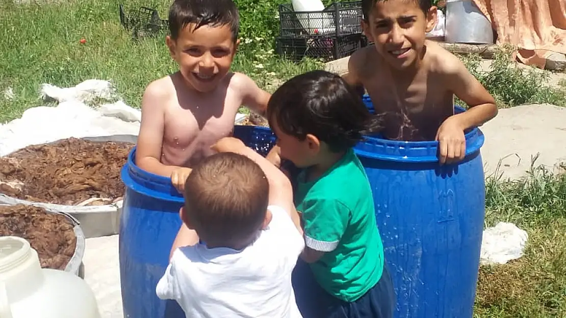 Ağrı'da çocukların sıra dışı serinleme yöntemi