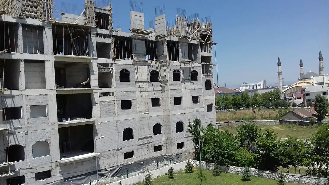 İnşaat işçisinin tehlikeli çalışması