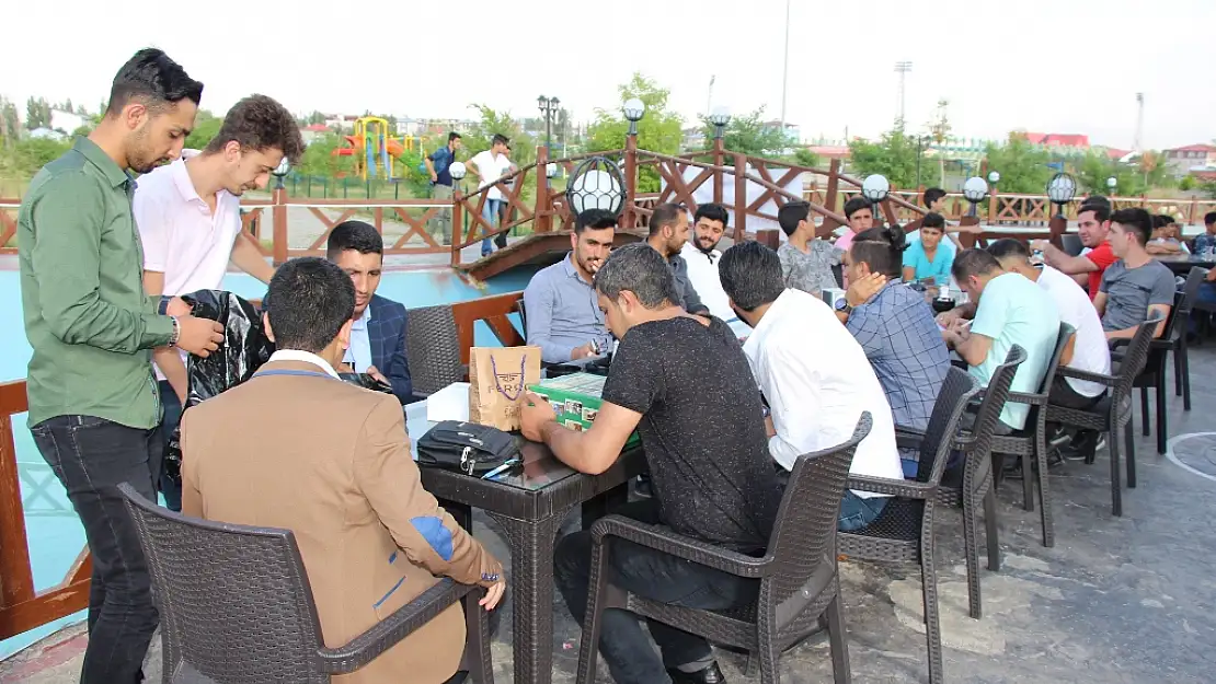 Ağrı'da gençler ödül töreni ve piknikte bir araya geldi
