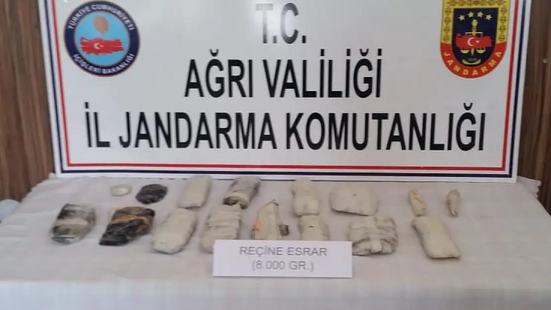 Kaçak Afganların üzerinde 8 kilogram esrar ele geçirildi